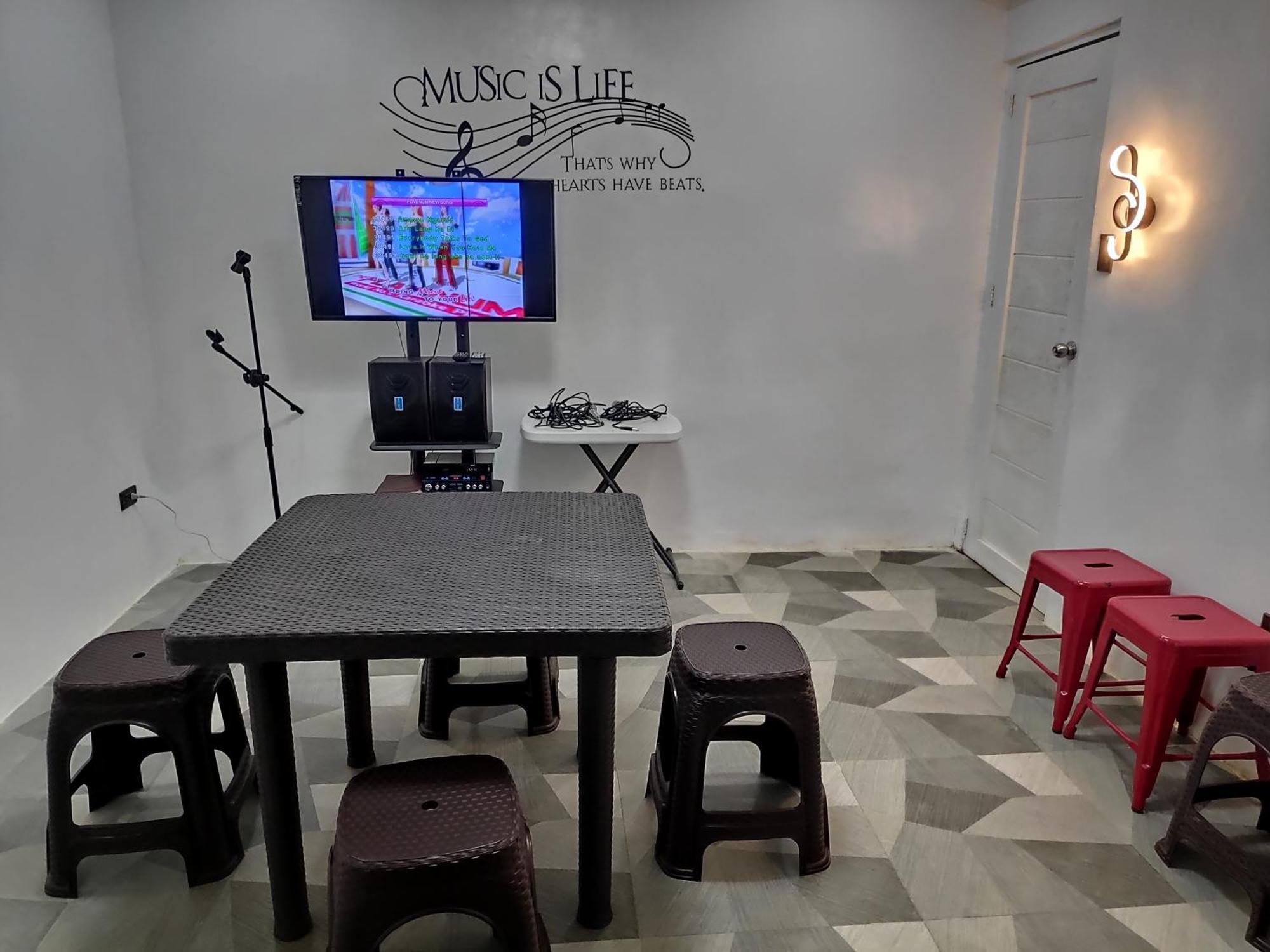 Tagaytay Staycation By Naya And Darla W Free Swimming Pool, Wifi & Netflix Tagaytay City Buitenkant foto